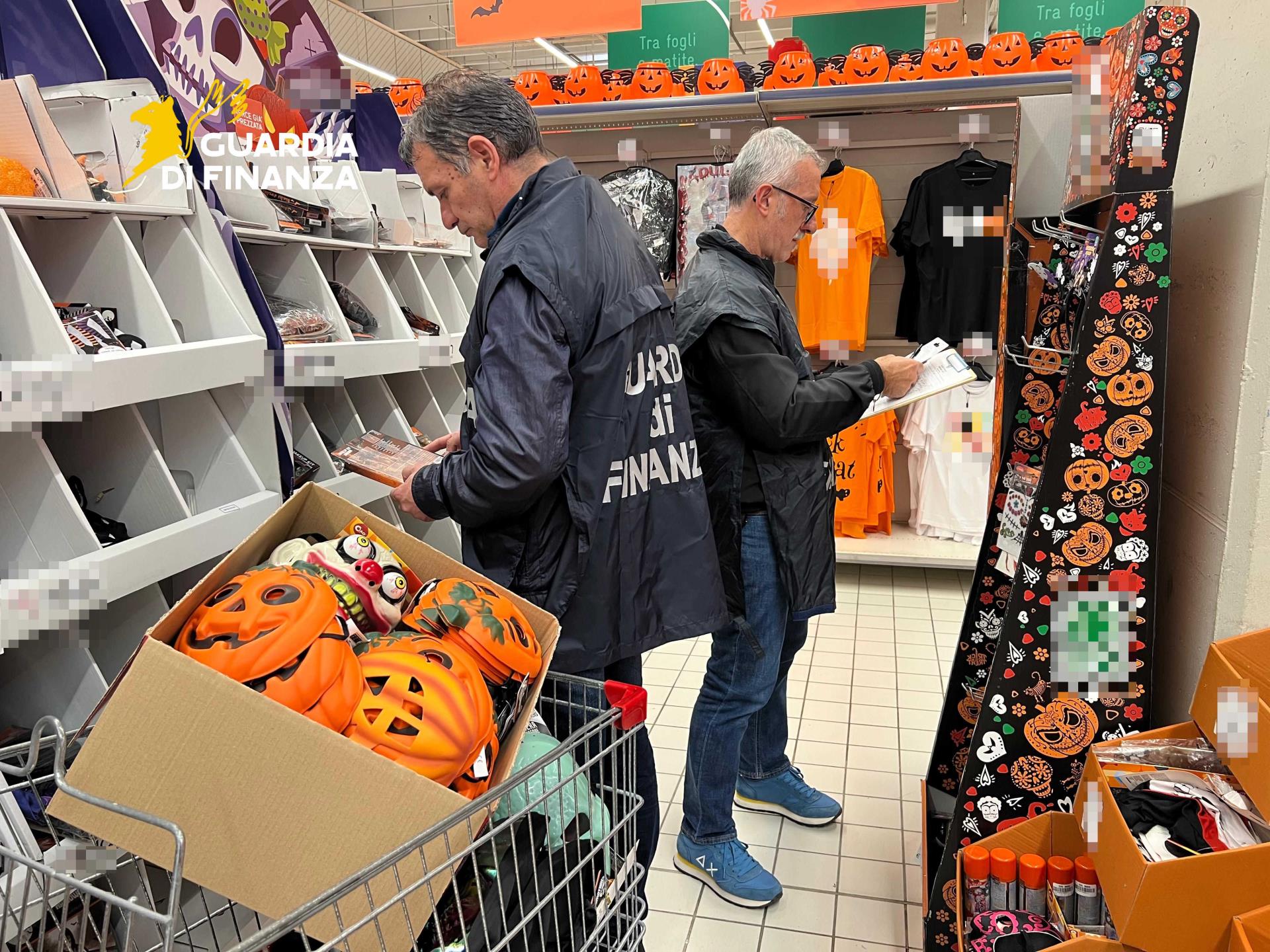 Pesaro Urbino - Sequestrati oltre 3.200 articoli non sicuri per la festa di Halloween
